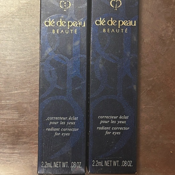 Cle de Peau Radiant Corrector in Dark - Picture 2 of 4